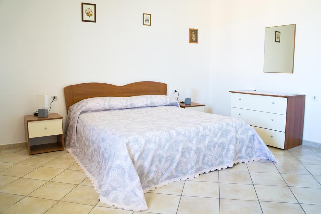 Casa Vacanza Da Luisa San Giovanni Suèrgiu Eksteriør billede